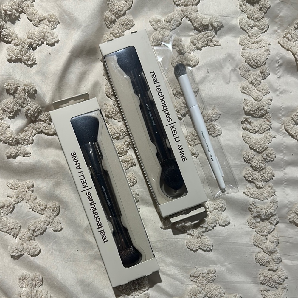 Real Techniques Kelli Anne Makeup Brush Set - White and Black - Picture 2 of 4
